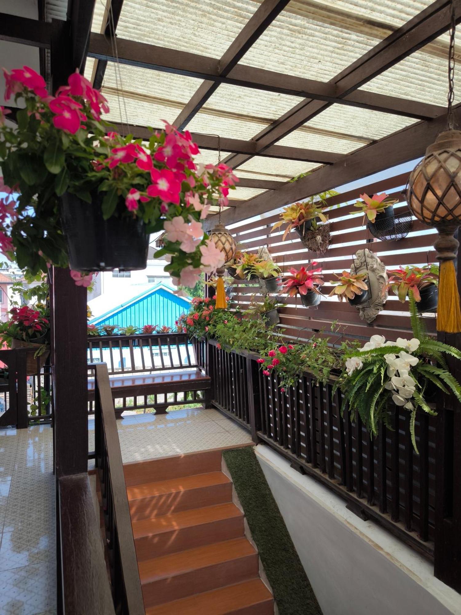 Hotel Ratchiangsaen Flora House à Chiang Mai Extérieur photo