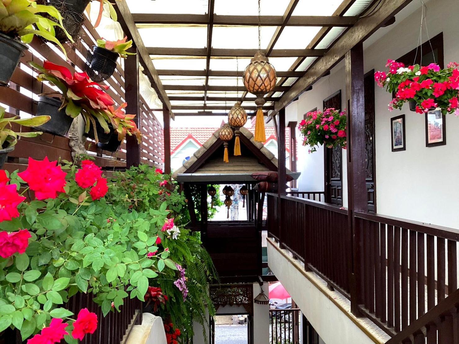 Hotel Ratchiangsaen Flora House à Chiang Mai Extérieur photo