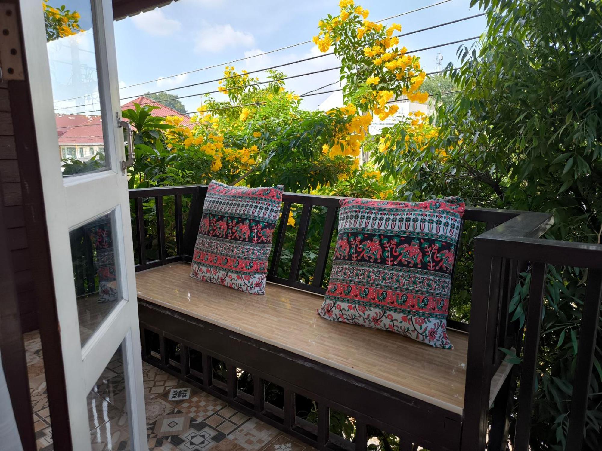 Hotel Ratchiangsaen Flora House à Chiang Mai Extérieur photo